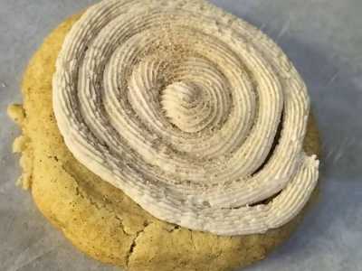 ...e il churro cookie, ricoperto da una morbida crema alla cannella (foto della pagina fb "Crumble cookies")